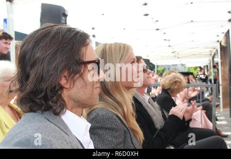 Hollywood, California, USA. 3 dicembre, 2018. Ho16021CHW.Hollywood Camera di Commercio onori Ryan Murphy con stella sulla Hollywood Walk of Fame .6533 Hollywood Boulevard di fronte al Hudson Appartamenti di Hollywood, Hollywood, California, Stati Uniti d'America .12/04/2018 .BRAD FALCHUK e Gwyneth Paltrow . © Clinton H.Wallace/Photomundo International/ Foto Inc Credito: Clinton Wallace/Globe foto/ZUMA filo/Alamy Live News Foto Stock