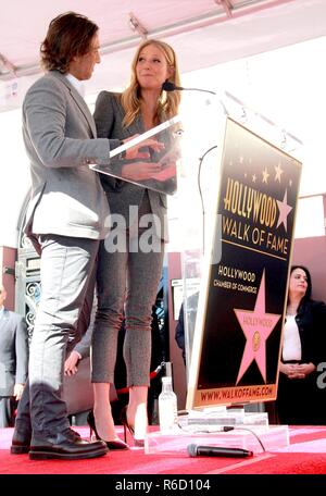 Hollywood, California, USA. 3 dicembre, 2018. Ho16021CHW.Hollywood Camera di Commercio onori Ryan Murphy con stella sulla Hollywood Walk of Fame .6533 Hollywood Boulevard di fronte al Hudson Appartamenti di Hollywood, Hollywood, California, Stati Uniti d'America .12/04/2018 .BRAD FALCHUK e Gwyneth Paltrow . © Clinton H.Wallace/Photomundo International/ Foto Inc Credito: Clinton Wallace/Globe foto/ZUMA filo/Alamy Live News Foto Stock