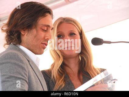 Hollywood, California, USA. 3 dicembre, 2018. Ho16021CHW.Hollywood Camera di Commercio onori Ryan Murphy con stella sulla Hollywood Walk of Fame .6533 Hollywood Boulevard di fronte al Hudson Appartamenti di Hollywood, Hollywood, California, Stati Uniti d'America .12/04/2018 .BRAD FALCHUK e Gwyneth Paltrow . © Clinton H.Wallace/Photomundo International/ Foto Inc Credito: Clinton Wallace/Globe foto/ZUMA filo/Alamy Live News Foto Stock
