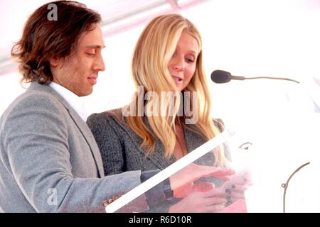Hollywood, California, USA. 3 dicembre, 2018. Ho16021CHW.Hollywood Camera di Commercio onori Ryan Murphy con stella sulla Hollywood Walk of Fame .6533 Hollywood Boulevard di fronte al Hudson Appartamenti di Hollywood, Hollywood, California, Stati Uniti d'America .12/04/2018 .BRAD FALCHUK e Gwyneth Paltrow . © Clinton H.Wallace/Photomundo International/ Foto Inc Credito: Clinton Wallace/Globe foto/ZUMA filo/Alamy Live News Foto Stock