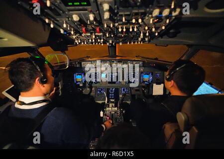 (181205) -- PECHINO, Dicembre 5, 2018 (Xinhua) -- Gao Yujie (L) e Yuan Biao, capitani di Shandong Airlines, prepararsi per una verifica del decollo di un Boeing B738 all'Aeroporto Internazionale della Capitale a Pechino Capitale della Cina, il 4 dicembre, 2018. L'amministrazione dell'aviazione civile cinese (CAAC) Martedì ha effettuato il primo decollo di verifica basata su Head Up Display (HUD) sotto la RVR (RVR) di 90 metri di bassa visibilità. Il successo del decollo simboleggiato che 80 percento delle difficoltà relative alla bassa visibilità il decollo sarà risolto, che può inoltre garantire la regolarità o Foto Stock