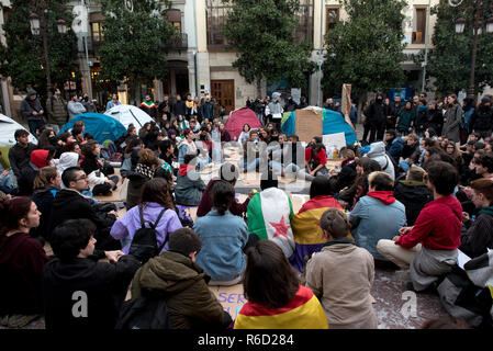 I manifestanti in attesa di un gruppo in Plaza del Carmen dopo aver trascorso la notte vi si accamparono. Centinaia di persone hanno manifestato per il secondo giorno consecutivo per le strade di Granada dopo l'anti-fascisti assemblea tenutasi in Plaza del Carmen. La sua protesta ha iniziato ieri, 3 Dicembre, dopo l estrema destra ha ottenuto 12 seggi nel parlamento andaluso. Foto Stock