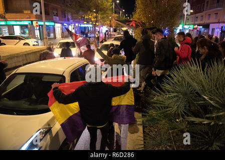 Manifestanti antifasciste con le bandiere della Repubblica Spagnola e Andalusia tagliare il traffico nel Camino de Ronda. Centinaia di persone hanno manifestato per il secondo giorno consecutivo per le strade di Granada dopo l'anti-fascisti assemblea tenutasi in Plaza del Carmen. La sua protesta ha iniziato ieri, 3 Dicembre, dopo l estrema destra ha ottenuto 12 seggi nel parlamento andaluso. Foto Stock