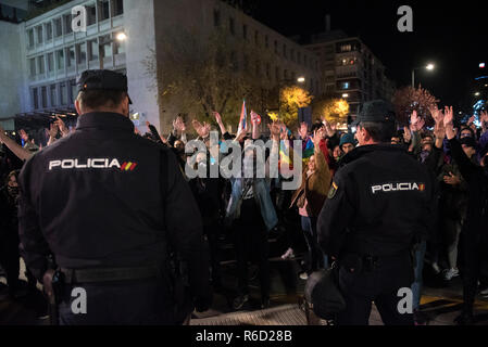 I dimostranti gridano per la polizia durante la manifestazione contro l' estrema destra in Granada. Centinaia di persone hanno manifestato per il secondo giorno consecutivo per le strade di Granada dopo l'anti-fascisti assemblea tenutasi in Plaza del Carmen. La sua protesta ha iniziato ieri, 3 Dicembre, dopo l estrema destra ha ottenuto 12 seggi nel parlamento andaluso. Foto Stock