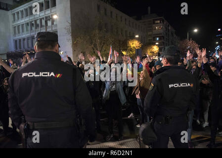 Granada, Spagna. 4° dic, 2018. I dimostranti gridano per la polizia durante la manifestazione contro l' estrema destra in Granada. Centinaia di persone hanno manifestato per il secondo giorno consecutivo per le strade di Granada dopo l'anti-fascisti assemblea tenutasi in Plaza del Carmen. La sua protesta ha iniziato ieri, 3 Dicembre, dopo l estrema destra ha ottenuto 12 seggi nel parlamento andaluso. Credito: Carlos Gil/SOPA Immagini/ZUMA filo/Alamy Live News Foto Stock