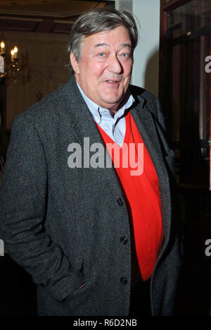 Londra, Regno Unito. 4° dic, 2018. Stephen Fry al vero West premere notte al Vaudeville Theatre. Credito: Keith Mayhew/SOPA Immagini/ZUMA filo/Alamy Live News Foto Stock