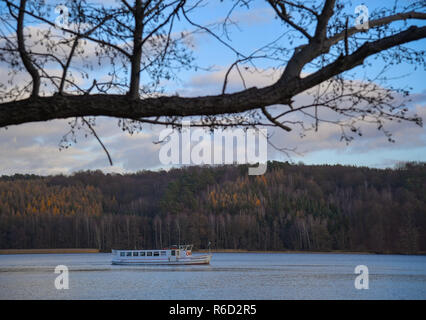 Joachimsthal, Germania. 04 Dic, 2018. Una piccola escursione vele in barca attraverso il lago Werbellinsee nel Schorfheide-Chorin riserva della biosfera. Il Schorfheide-Chorin riserva della biosfera è stata riconosciuta dall'UNESCO nel 1990 come uno dei più di 300 riserve della biosfera sulla terra. Con una superficie totale di 1291.61 chilometri quadrati, è una delle aree protette più grande in Germania. 250 grandi e piccoli laghi costituiscono il fascino speciale dell'area protetta. Credito: Patrick Pleul/dpa-Zentralbild/ZB/dpa/Alamy Live News Foto Stock