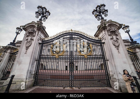 Londra, Regno Unito. 29 Nov, 2018. Il Buckingham Palace conosciuto anche come Buckingham House, casa del British Queen e le camere di Stato con il Victoria Memorial, che si trova nella città di Westminster, Londra, Inghilterra, Regno Unito. Credito: Nicolas Economou SOPA/images/ZUMA filo/Alamy Live News Foto Stock