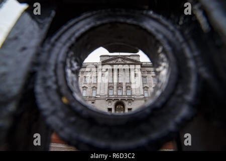 Londra, Regno Unito. 29 Nov, 2018. Il Buckingham Palace conosciuto anche come Buckingham House, casa del British Queen e le camere di Stato con il Victoria Memorial, che si trova nella città di Westminster, Londra, Inghilterra, Regno Unito. Credito: Nicolas Economou SOPA/images/ZUMA filo/Alamy Live News Foto Stock