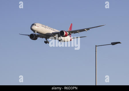 Londra, Regno Unito. 30 Novembre, 2018. Virgin Atlantic Airways Boeing Dreamliner 787-9 visto lo sbarco a Londra Heathrow Aeroporto Internazionale, UK. Il velivolo è un nuovo Boeing 787 Dreamliner che è volare fin dal marzo 2018, con il nome di aeroplano Lady libertà e registrazione G-VBE1. Virgin Atlantic collega Londra a Atlanta, Boston, Delhi, Dubai International, Hong Kong, Johannesburg o Tambo, Lagos, Las Vegas, Los Angeles, Miami, New York JFK, Newark, San Francisco, Seattle Tacoma, Shanghai Pudong, Washington Dulles e stagionali alle Barbados. (Credito Immagine: © Nicolas Economou/SOPA HO Foto Stock