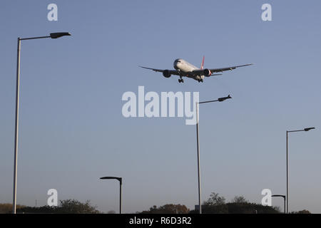 Londra, Regno Unito. 30 Novembre, 2018. Virgin Atlantic Airways Boeing Dreamliner 787-9 visto lo sbarco a Londra Heathrow Aeroporto Internazionale, UK. Il velivolo è un nuovo Boeing 787 Dreamliner che è volare fin dal marzo 2018, con il nome di aeroplano Lady libertà e registrazione G-VBE1. Virgin Atlantic collega Londra a Atlanta, Boston, Delhi, Dubai International, Hong Kong, Johannesburg o Tambo, Lagos, Las Vegas, Los Angeles, Miami, New York JFK, Newark, San Francisco, Seattle Tacoma, Shanghai Pudong, Washington Dulles e stagionali alle Barbados. (Credito Immagine: © Nicolas Economou/SOPA HO Foto Stock