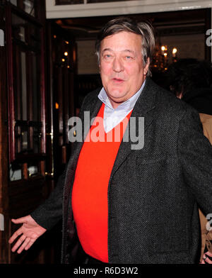 Londra, Regno Unito. 04 Dic, 2018. Stephen Fry frequentando TRUE WEST al Vaudeville Theatre a Strand Londra martedì 4 dicembre 2018 Credit: Peter Phillips/Alamy Live News Foto Stock