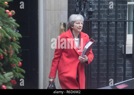 Londra, Regno Unito. 5 Dic, 2018. Il primo ministro Theresa Maggio lascia 10 di Downing Street per frequentare il settimanale di Primi Ministri domande al Parlamento un giorno dopo il governo affronta tre Brexit sconfitte e disprezzo nei confronti del Parlamento europeo dopo i Ministri hanno omesso di pubblicare il governo completo della consulenza giuridica sul credito Brexit: amer ghazzal/Alamy Live News Foto Stock