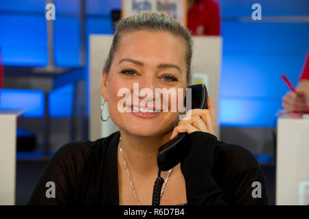 Juliette SCHOPPMANN, cantante, sulla donazione Portraet telefono, PortrÃ t, ritratto, ritagliato immagine singola, unico movente, 23. RTL maratona donazione "Wir helfen Kindern', TV, 23.-24.11.2017. | Utilizzo di tutto il mondo Foto Stock