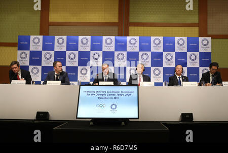 Tokyo, Giappone. 5 Dic, 2018. Comitato Olimpico Internazionale (CIO) Commissione di Coordinamento per i Giochi Olimpici di Tokyo 2020 presidente John Coates (3rd, L) e Presidente della Tokyo 2020 Comitato Organizzatore Yoshiro Mori (3rd, R) assistere ad una conferenza stampa congiunta dopo la settima sessione del CIO Commissione di Coordinamento per i Giochi Olimpici di Tokyo 2020 a Tokyo in Giappone, Dicembre 5, 2018. Credito: Du Natalino/Xinhua/Alamy Live News Foto Stock