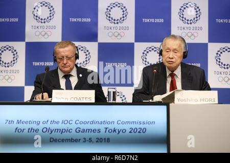 Tokyo, Giappone. 5 Dic, 2018. Comitato Olimpico Internazionale (CIO) Commissione di Coordinamento per i Giochi Olimpici di Tokyo 2020 presidente John Coates (L) e Presidente della Tokyo 2020 Comitato Organizzatore Yoshiro Mori partecipare ad una conferenza stampa congiunta dopo la settima sessione del CIO Commissione di Coordinamento per i Giochi Olimpici di Tokyo 2020 a Tokyo in Giappone, Dicembre 5, 2018. Credito: Du Natalino/Xinhua/Alamy Live News Foto Stock