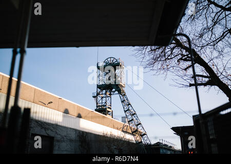 05 dicembre 2018, Bassa Sassonia, Remmlingen: la torre di avvolgimento dell'Asse miniera. Il ministro dell'ambiente si trova visitato l'asse rifiuti nucleari impianto di stoccaggio vicino Remlingen per informarsi sullo stato del recupero di rifiuti nucleari. Secondo risiede, sarà almeno fino al 2033 prima della prima di rifiuti nucleari è rimosso dall'Inter. Foto: Ole Spata/dpa Foto Stock