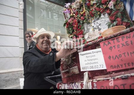 Atene, Grecia. 2° dic, 2018. Un uomo visto suonare un organetto nel centro di Atene, Grecia.La vita quotidiana nel centro di Atene dopo la Grecia aumentando il carico fiscale dal 2007 fino al 1017. Credito: Nikolas Joao Kokovlis SOPA/images/ZUMA filo/Alamy Live News Foto Stock