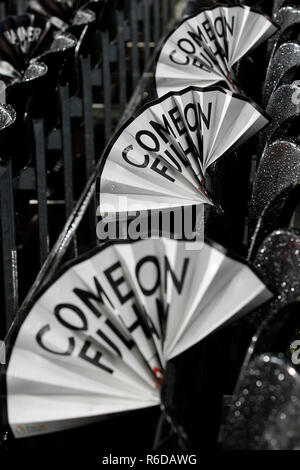 Londra, Regno Unito. 5 Dic, 2018. Fulham FC clackers visto durante il match di Premier League tra Fulham e Leicester City a Craven Cottage, Londra, Inghilterra il 5 dicembre 2018. Foto di Carlton Myrie. Solo uso editoriale, è richiesta una licenza per uso commerciale. Nessun uso in scommesse, giochi o un singolo giocatore/club/league pubblicazioni. Credit: UK Sports Pics Ltd/Alamy Live News Foto Stock