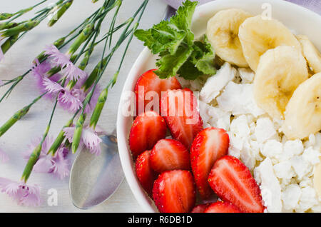 Una sana prima colazione, ricotta con frutta. Foto Stock