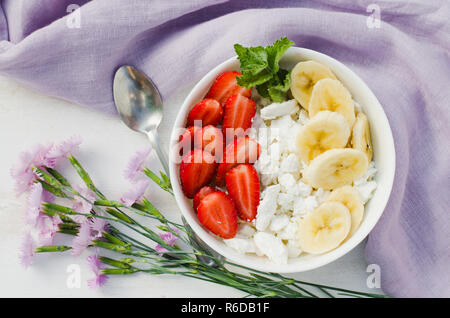 Una sana prima colazione, ricotta con frutta. Foto Stock