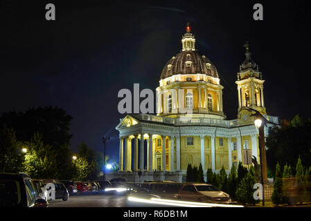 Torino Piemonte, Agosto 2018. L'Italia. Esterni della Basilica di Superga di notte. Illuminazione notturna migliora la sua imponente bellezza. Foto Stock