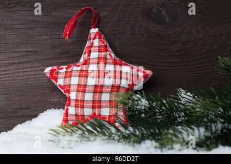 Decorazione di Natale sulla neve su sfondo di legno Foto Stock