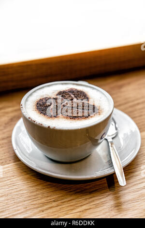 Deliziosi caffè cappuccino, su di un tavolo di legno Foto Stock