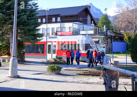 Tatra elettrico treno a Tatranská Lomnica, Slovacchia Foto Stock