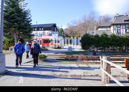 Tatra elettrico treno a Tatranská Lomnica, Slovacchia Foto Stock