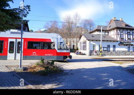 Tatra elettrico treno a Tatranská Lomnica, Slovacchia Foto Stock