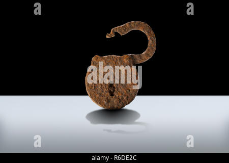 Rusty aprire il lucchetto in metallo Foto Stock
