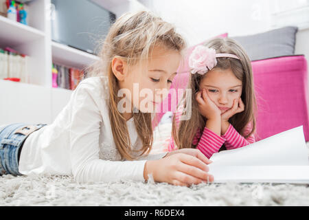 Bambine leggere il libro Foto Stock