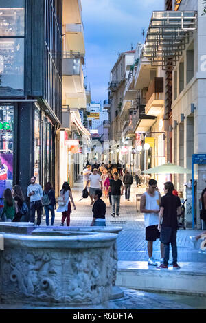 Heraklion, Grecia - Ottobre 8th, 2018: i Lions Square e la fontana Morosini di notte a Heraklion, Grecia. Foto Stock