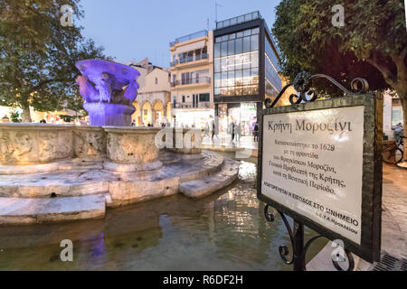 Heraklion, Grecia - Ottobre 8th, 2018: i Lions Square e la fontana Morosini di notte a Heraklion, Grecia. Foto Stock