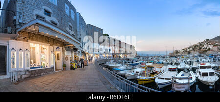 Hydra, Grecia - Ottobre 4th, 2018: vista panoramica del lungomare e il loro centro commerciale a Hydra, Grecia. Foto Stock