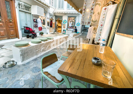 Hydra, Grecia - Ottobre 4th, 2018: vista in prospettiva da un negozio di caffè del centro commerciale con le loro strade di pietra a Hydra, Grecia. Foto Stock