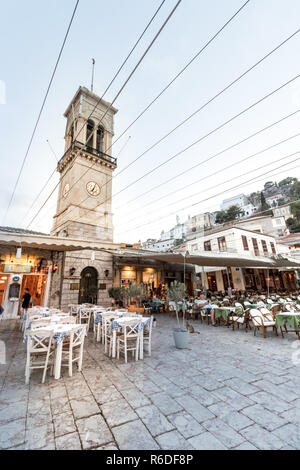 Hydra, Grecia - Ottobre 4th, 2018: vista del litorale e il loro centro commerciale a Hydra, Grecia. Foto Stock