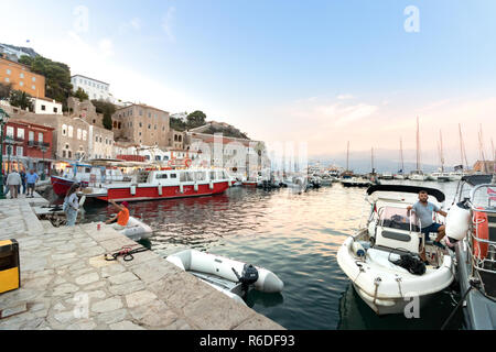 Hydra, Grecia - Ottobre 4th, 2018: vista del litorale e il loro centro commerciale a Hydra, Grecia. Foto Stock