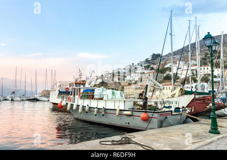 Hydra, Grecia - Ottobre 4th, 2018: vista del litorale e porto marina a Hydra, Grecia. Foto Stock