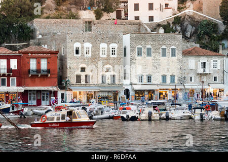 Hydra, Grecia - Ottobre 4th, 2018: vista del litorale e il loro centro commerciale a Hydra, Grecia. Foto Stock