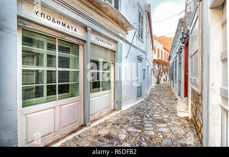 Hydra, Grecia - Ottobre 4th, 2018: una calzatura tradizionale turismo vecchio negozio con un cartello in legno a Hydra, Grecia. Foto Stock