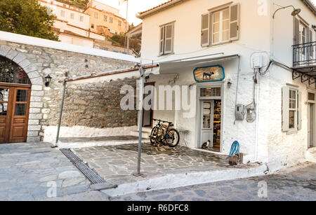 Hydra, Grecia - Ottobre 4th, 2018: un tradizionale vecchio store - mini market con un cartello in legno a Hydra, Grecia. Foto Stock