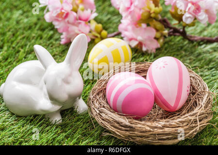 Cesto di pasqua con uova colorate Foto Stock