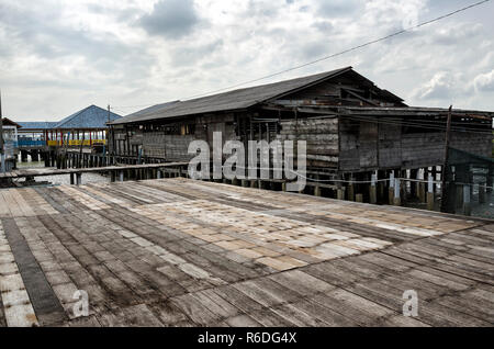 Un cinese autentico villaggio di pescatori a Kampung Bagan Sungai Lima, Malesia - Kampung Bagan Sungai Lima si trova sul quinto fiume dal principale vi Foto Stock