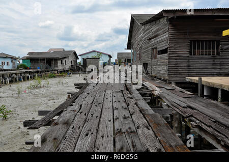 Un cinese autentico villaggio di pescatori a Kampung Bagan Sungai Lima, Malesia - Kampung Bagan Sungai Lima si trova sul quinto fiume dal principale vi Foto Stock