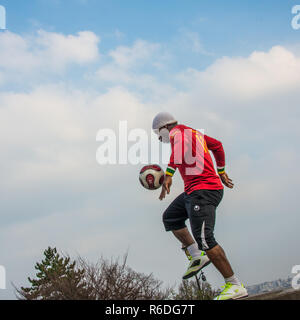 Acrobatico di calcio a Parigi Montmartre, Jung uomo dalla Guinea Foto Stock