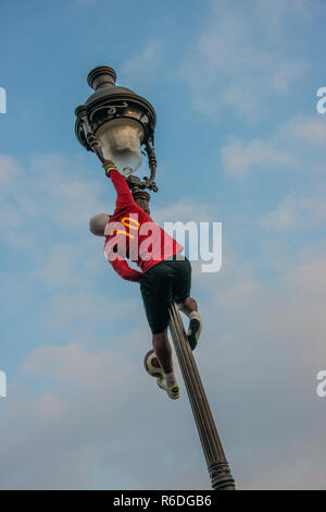 Acrobatico di calcio a Parigi Montmartre, Jung uomo dalla Guinea Foto Stock