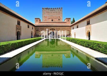 Spagna, Andalusia, Granada, l'Alhambra, classificato come patrimonio mondiale dall' UNESCO, il Patio de Los Arrayanes (Corte dei Mirti) Foto Stock