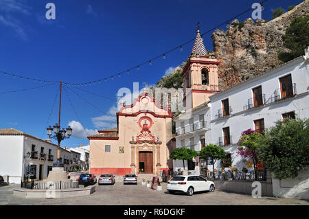 La chiesa di Santa María de La Mesa nel villaggio bianco di Zahara de La Sierra di Cadice Andalusia Spagna Foto Stock